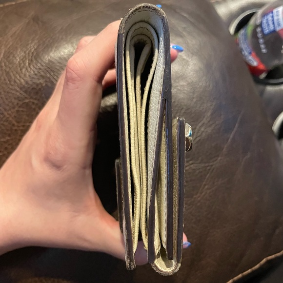 Gucci Bi-Fold Cream/Beige Monogram Wallet - Picture 8 of 13